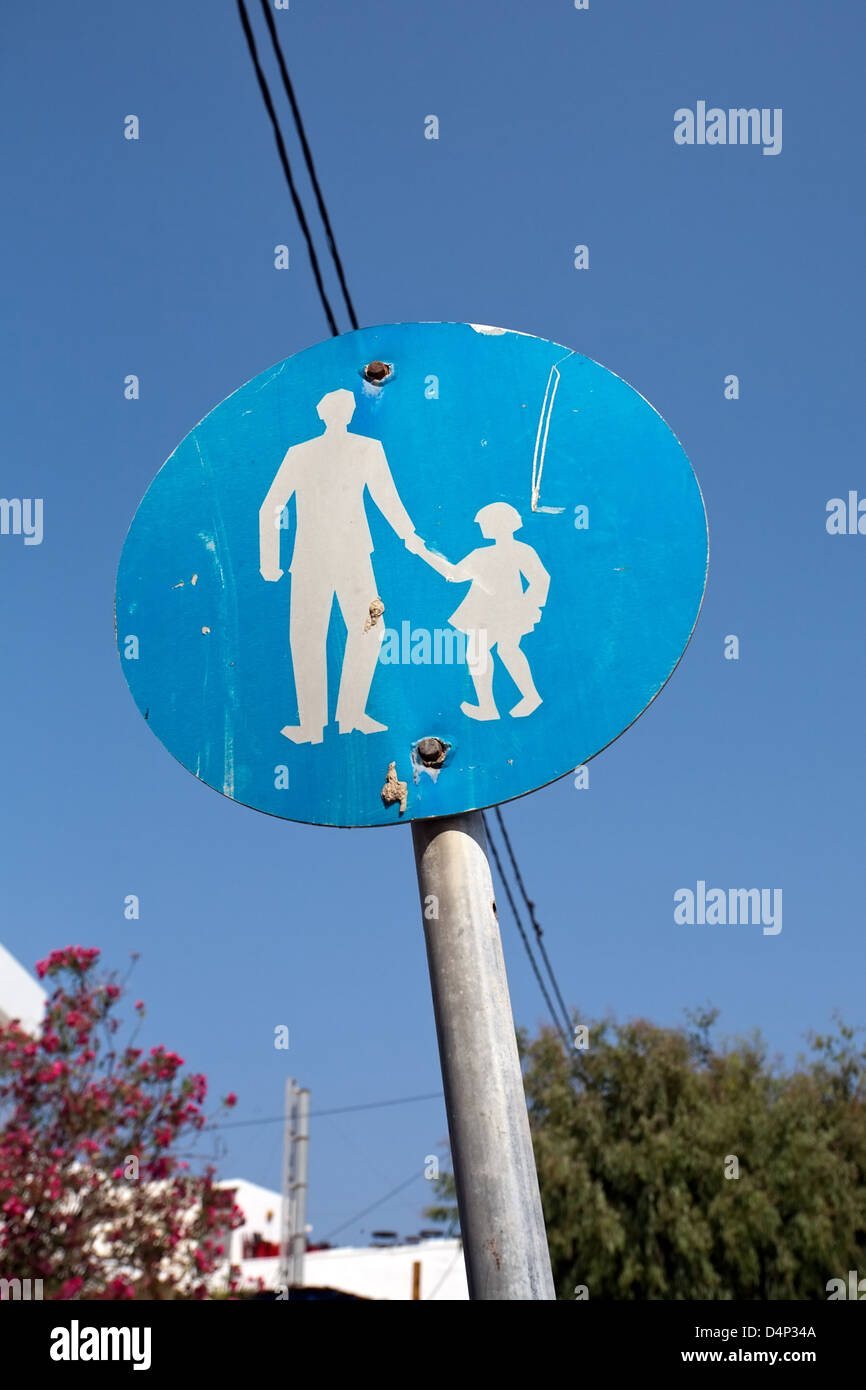 Fußgängerzone blaue Verkehrszeichen in Griechenland auf blauen Himmelshintergrund Stockfoto