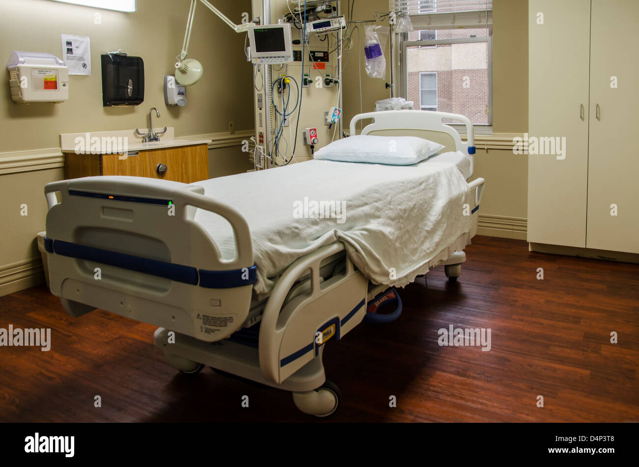 Krankenzimmer ICU (Intensive Care Unit) ist bereit, einen Patienten zu akzeptieren Stockfoto
