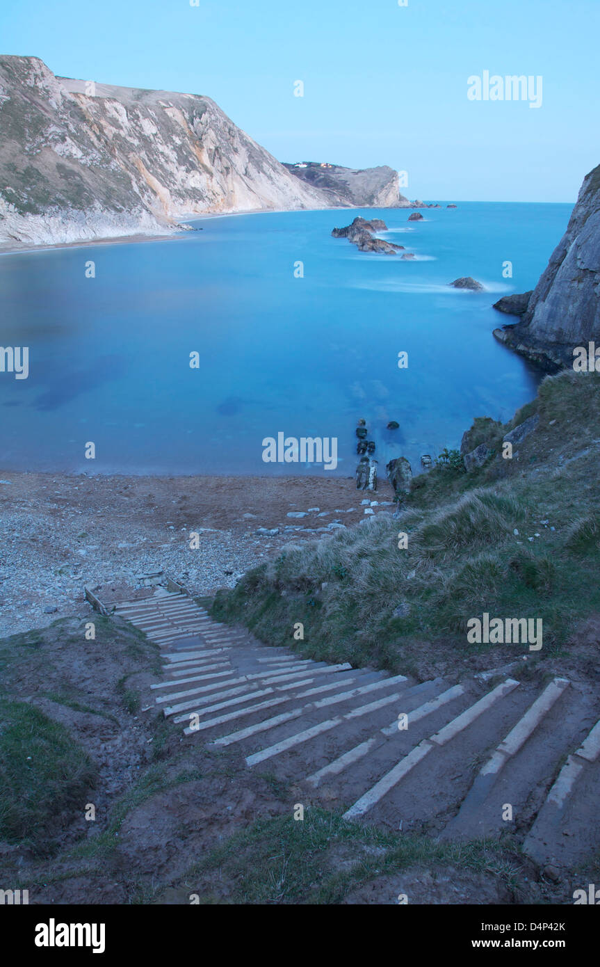 Südküste von England. Stufen führen die Klippe hinunter an den Strand, an der St. Oswald-Bucht in der Nähe von Durdle Door. Der Jurassic Coast, Dorset, Vereinigtes Königreich. Stockfoto
