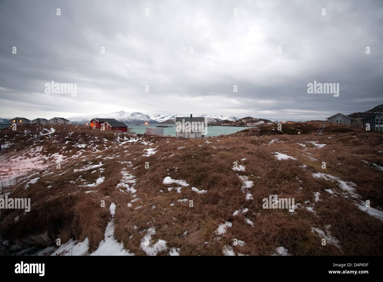 malerischen Häuschen an der norwegischen Küste mitten im Boden und niedrigen Himmel, Sommaroy Island, Norwegen Stockfoto