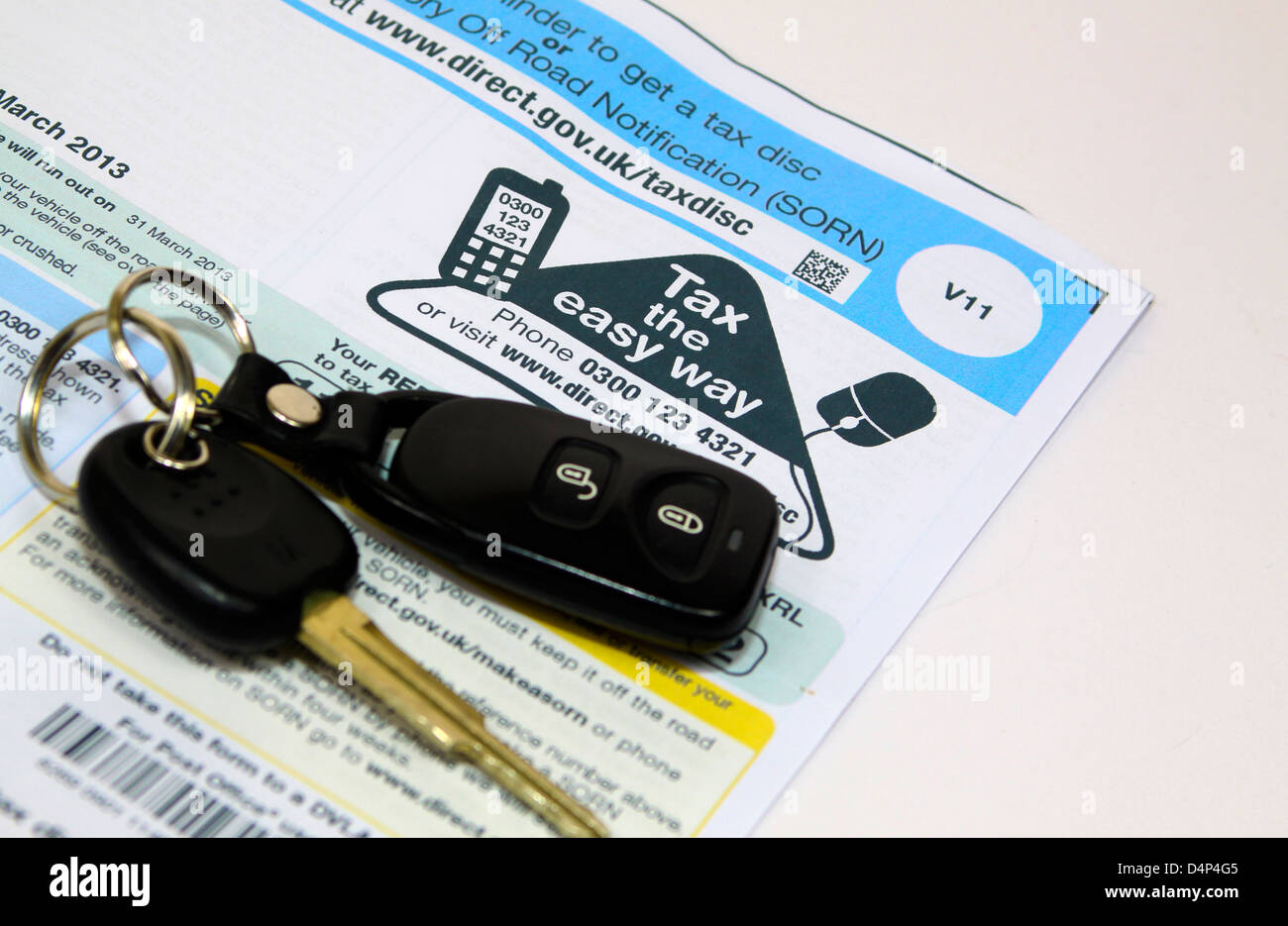 Autoschlüssel auf DVLA Kfz-Steuer V11 form Stockfoto