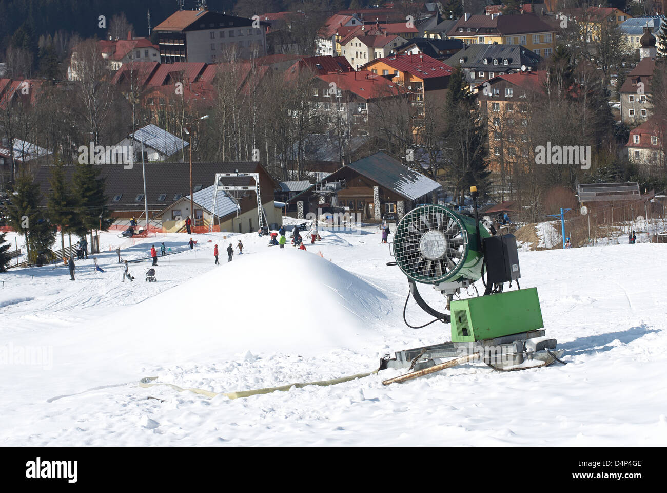 Beschneiung Guns, Schneekanone, Winter Saison Berg Stockfoto