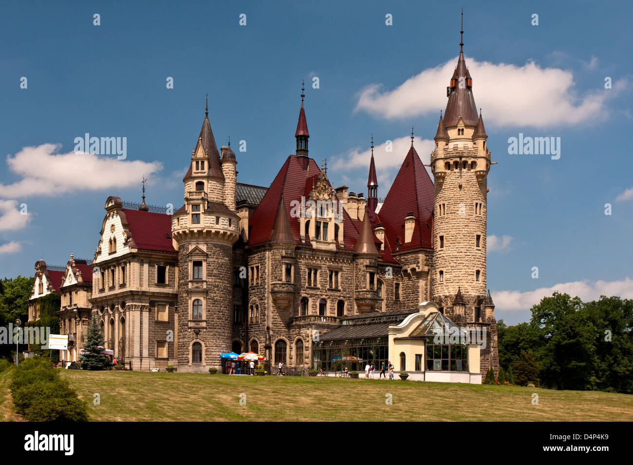 Schloss Moszna mit einem Treibhaus. Stockfoto