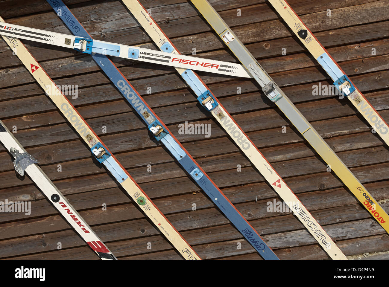 Sammlung von alten ski an der Wand Stockfoto