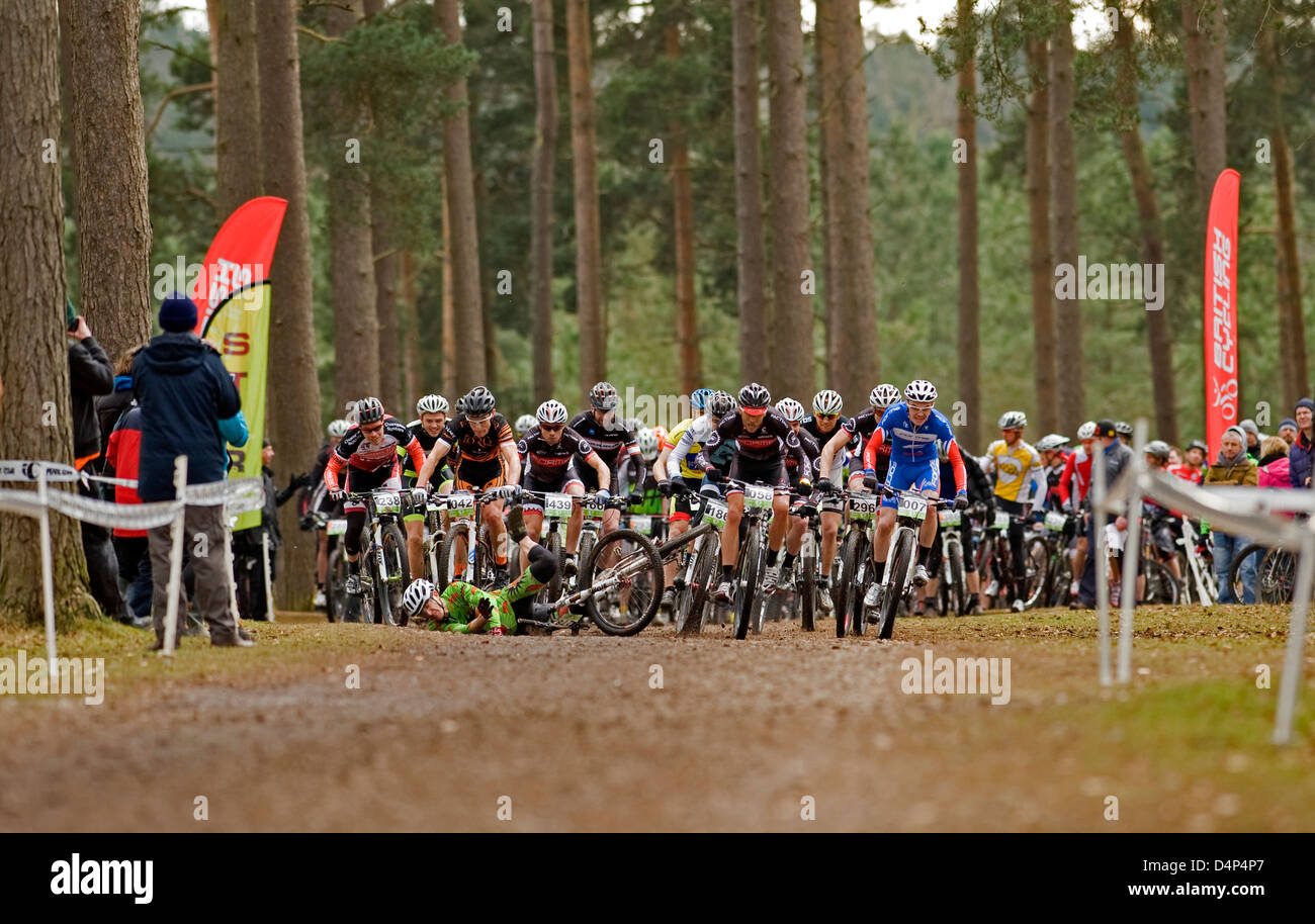 Mountainbike-Rennen in Cannock Chase Wald in der Nähe von Rugeley, Staffordshire, England. Stockfoto