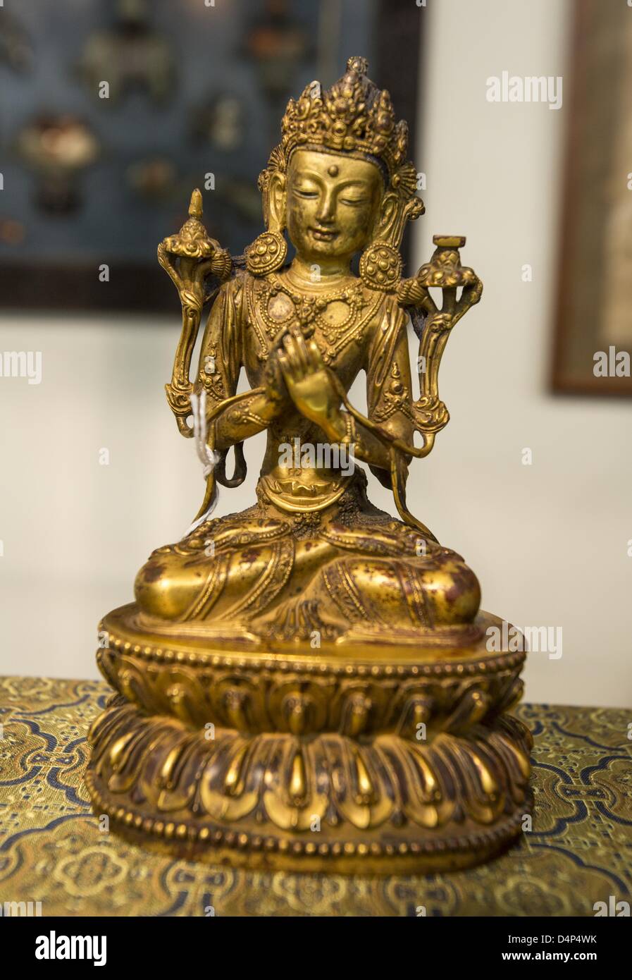 17. März 2013 - Los Angeles, Kalifornien (CA, USA - eine frühe 15. Jahrhundert Mingdynastie vergoldeter Bronze Bodhisattva Manjushri versteigert Asien Woche wichtige chinesische Keramik & asiatischen Kunstwerken I.M Chait Gallery auf Sonntag, 17. März 2013 in Beverly Hills, Kalifornien gesehen wird. (Kredit-Bild: © Ringo Chiu/ZUMAPRESS.com) Stockfoto