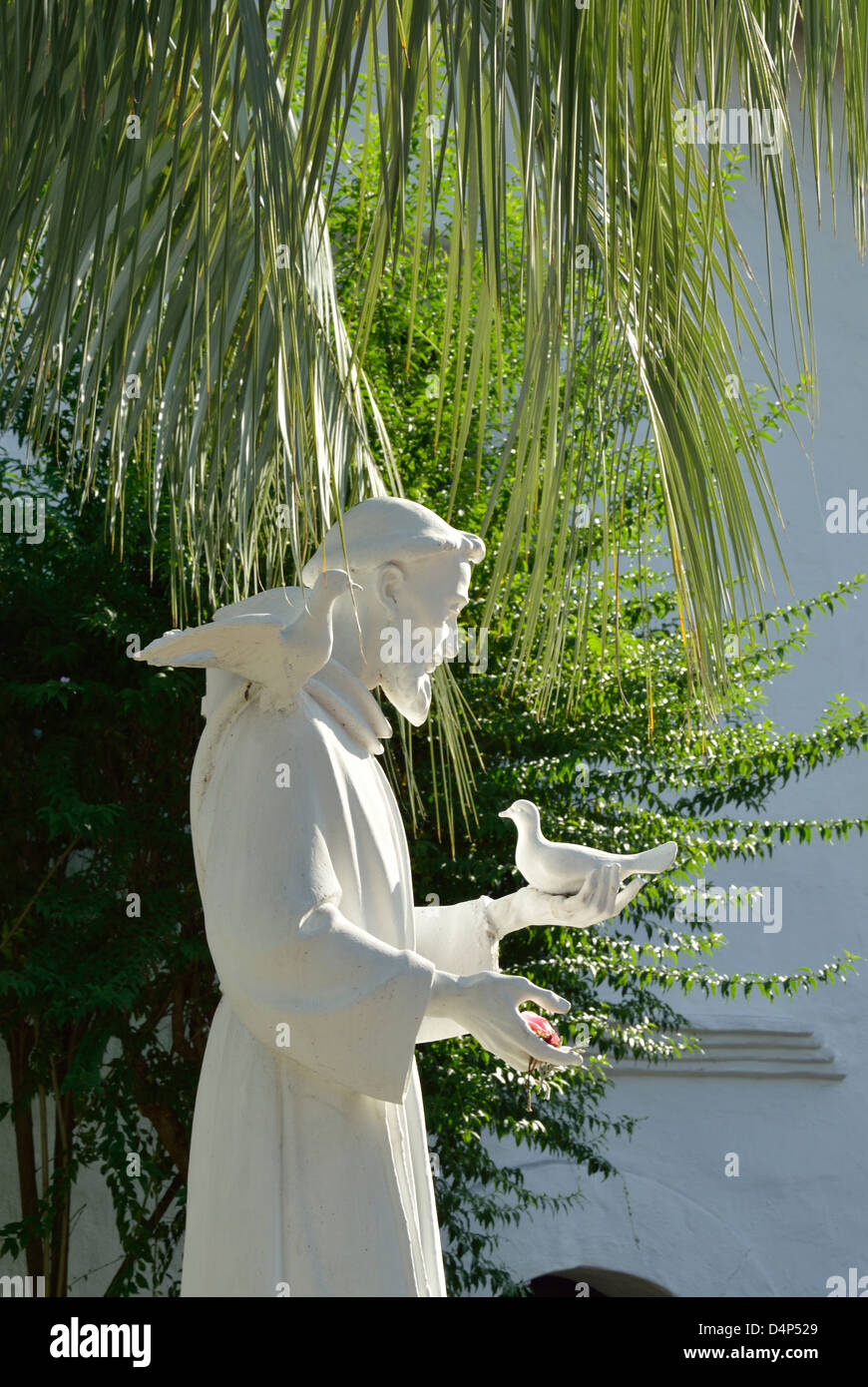 Statue des Heiligen Franziskus von Assisi im Hof der Mission San Diego de Alcalá, katholische Kirche San Diego Kalifornien Stockfoto