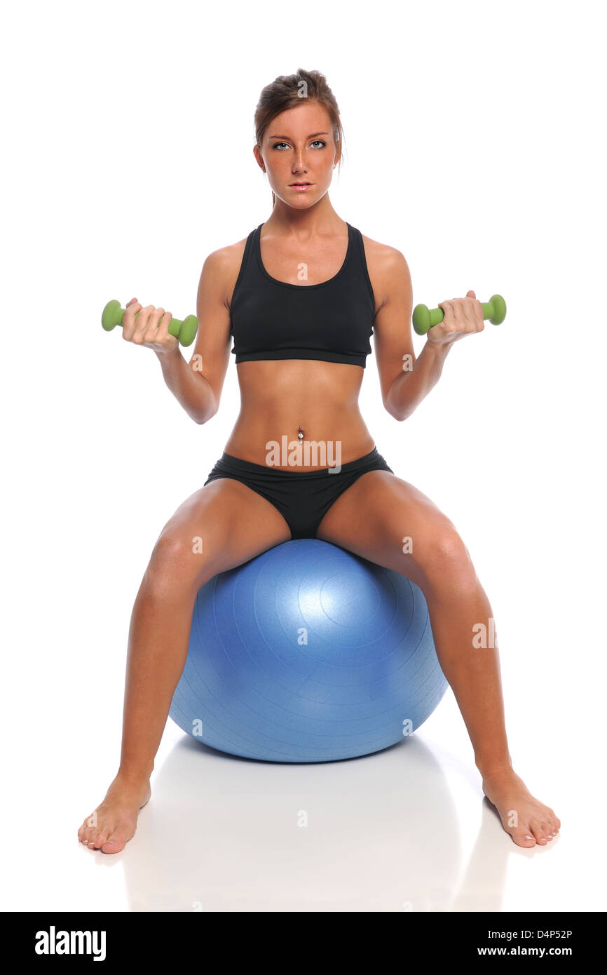 Schöne junge Frau, die Ausübung, sitzen auf Fitness-Ball isoliert auf weißem Hintergrund Stockfoto