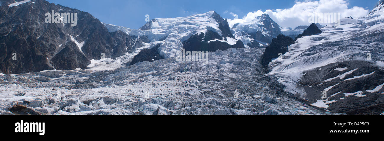 Chamonix, Frankreich, der Bossons Glacier und La Jonction wo der Gletscher sich in zwei Teile teilt mit Mont Blanc du Tacul im Hintergrund Panoramabild Stockfoto