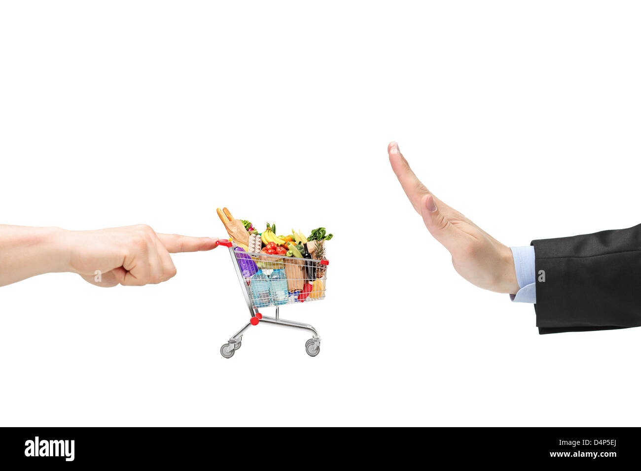 Finger schieben einen Warenkorb mit Lebensmitteln und männliche Hand gestikulieren Stop isoliert auf weißem Hintergrund Stockfoto