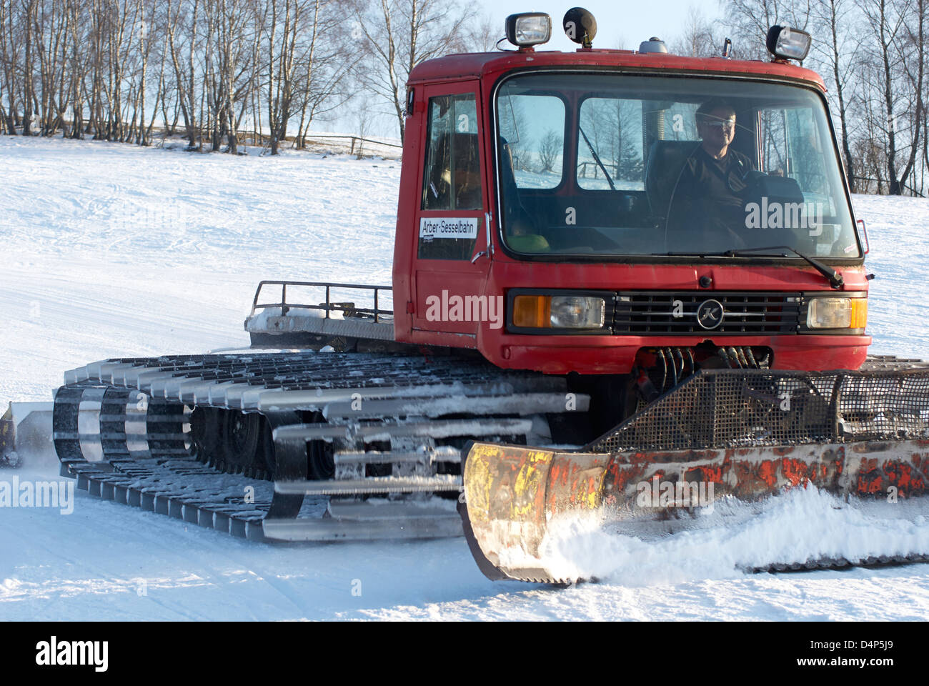 Schnee, Groomer, Schnee Pflege, Pistenraupe oder Piste bashing auf Berg, Wintersaison, starker Schneefall Stockfoto