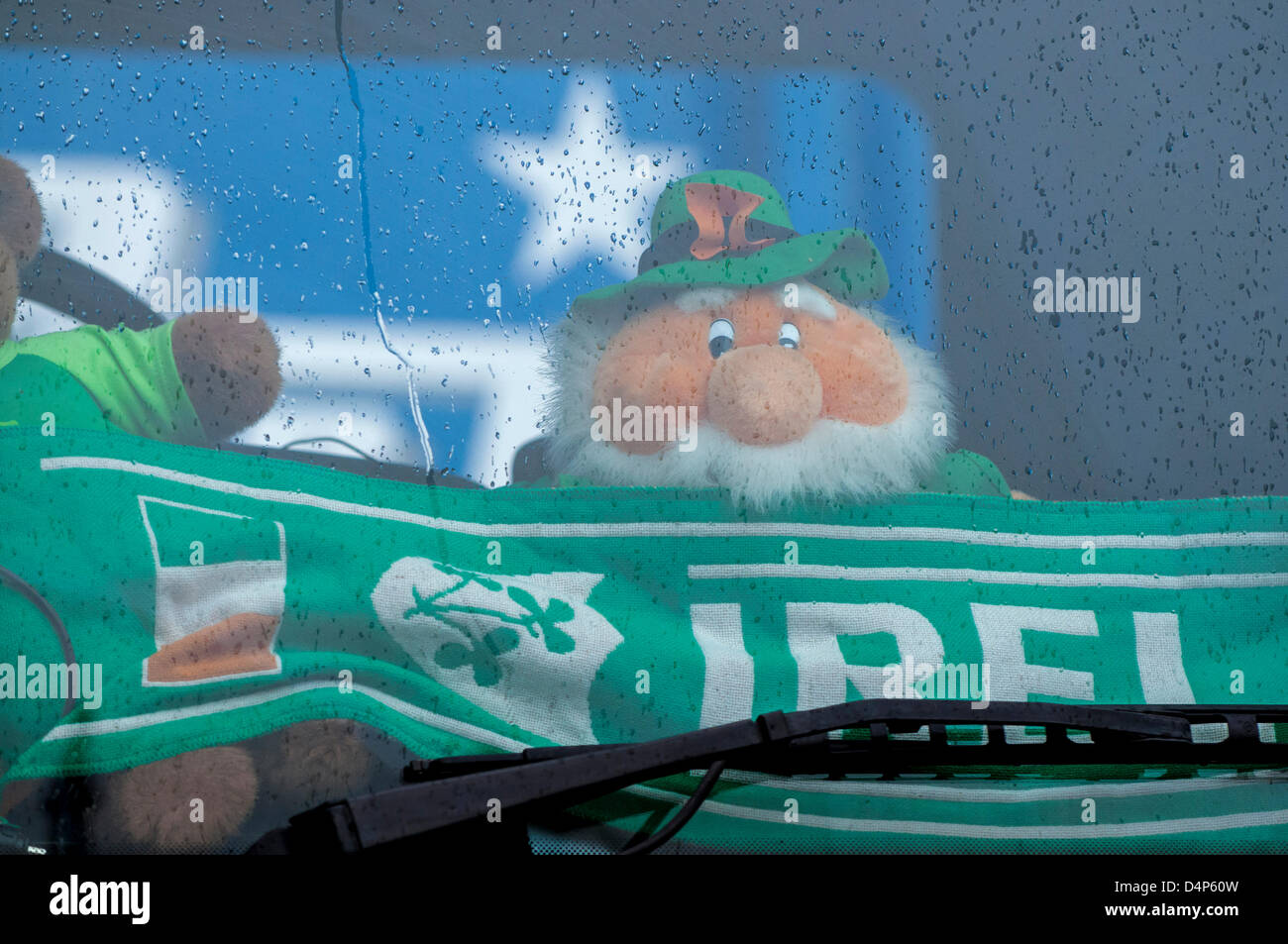 London, UK. 17. März 2013, St. Patricks Day.  Eine Maskottchen sitzt im Fenster eines der vielen Fahrzeuge, die Teilnahme an der Parade vom Green Park nach Whitehall. Stockfoto