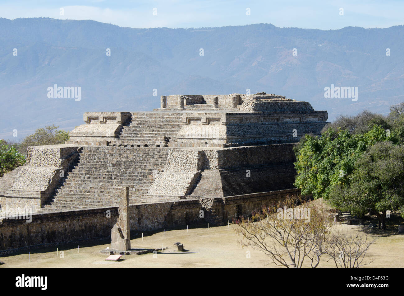 Der zerstörte Tempel-Komplex namens "Gebäude IV" am Monte Alban, Oaxaca, Mexiko. Stockfoto