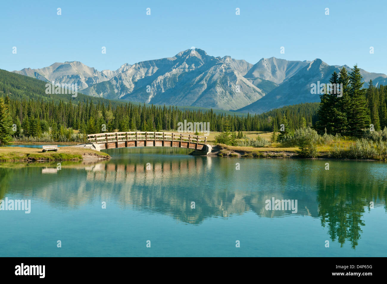 Reflexionen in Kaskade Teichen, Banff, Alberta, Kanada Stockfoto