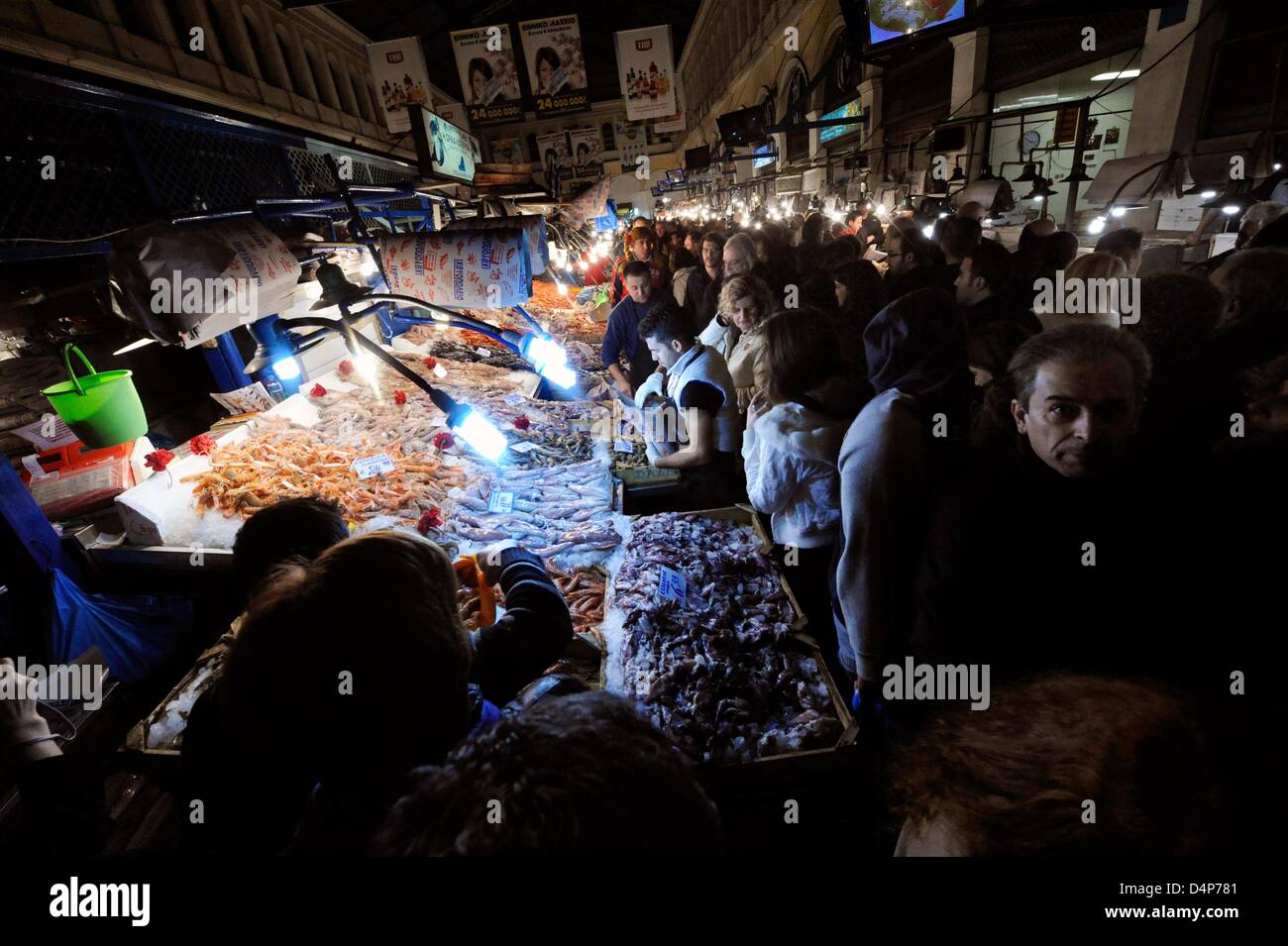 Anbieter verkaufen Fisch und Meeresfrüchte auf der Varvakios-Agora in Athen am Abend des 17. März 2013. Am 18. März ist 2013 Kathara Deftera, das so genannte "Rosenmontag" fest. Der Rosenmontag ist der letzte Tag des Karnevals und der Beginn der Fastenzeit, die bis Ostern dauert. Foto: Giorgos Nikolaidis Stockfoto