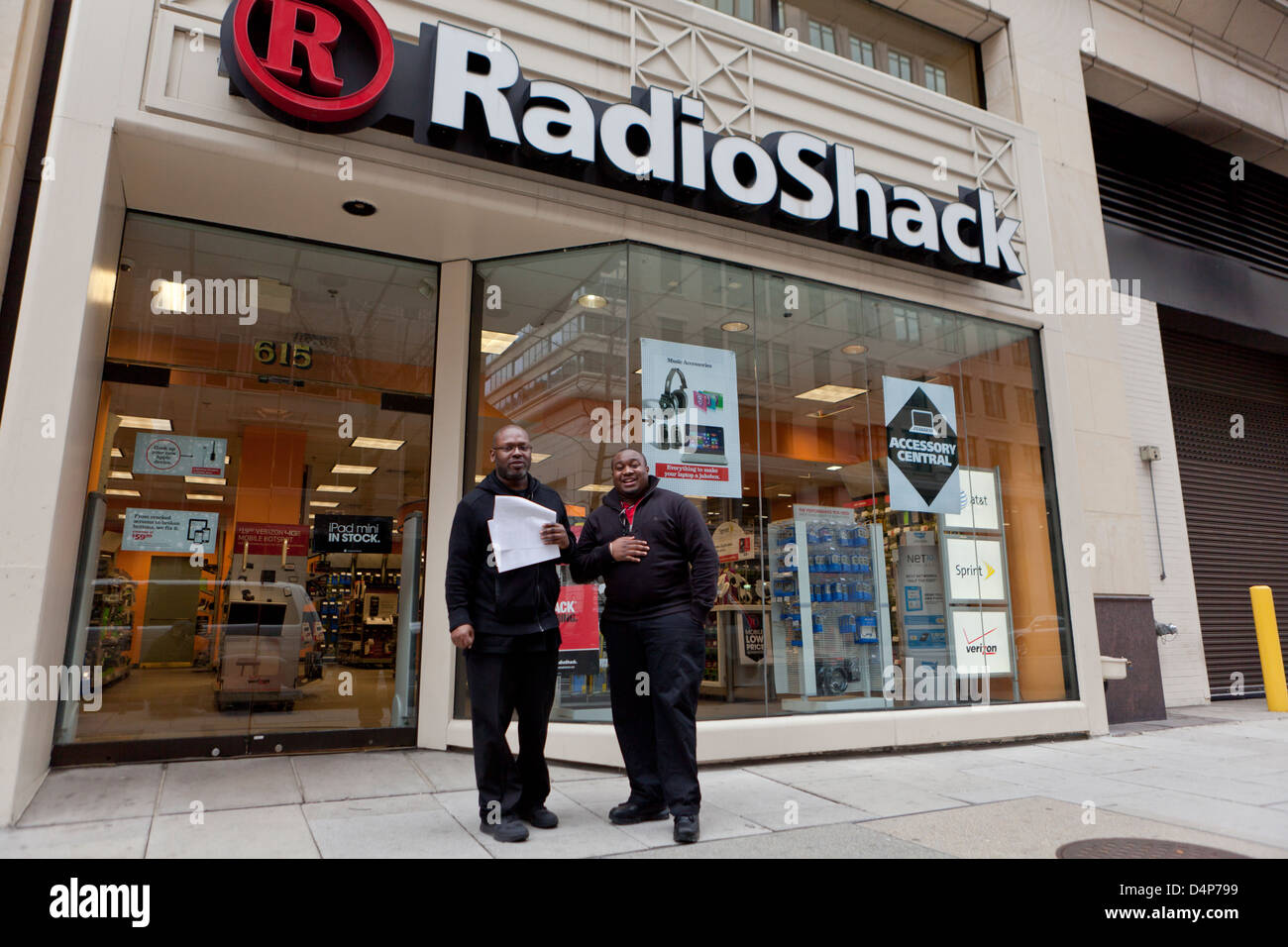 RadioShack Mitarbeiter stehen außerhalb store Stockfoto