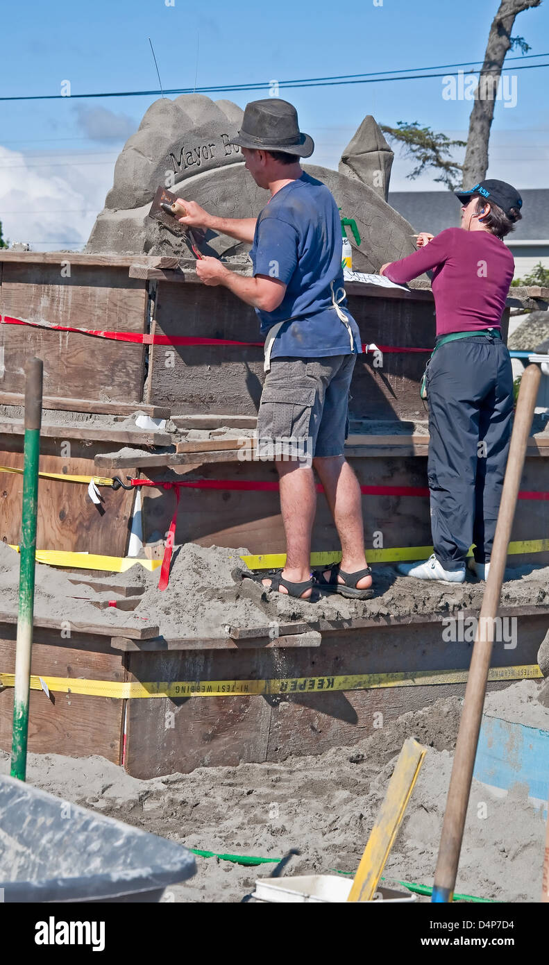 Master Sandbuilders gekommen, um am jährlichen Sandsation-Wettbewerb konkurrieren diese unbekannten paar Kunst zu machen. Stockfoto