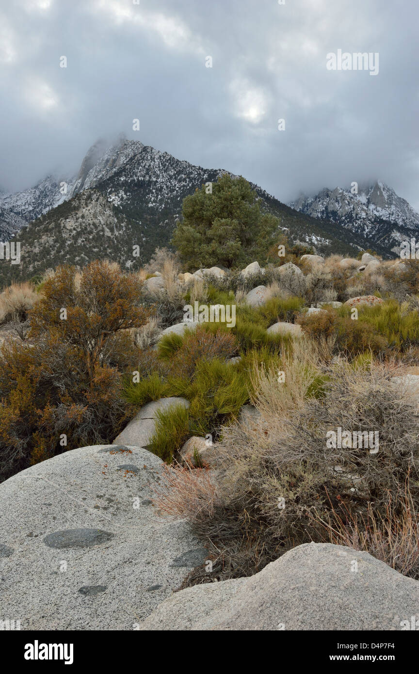 Oberlauf der Whitney Portal Road außerhalb von Lone Pine, California Stockfoto