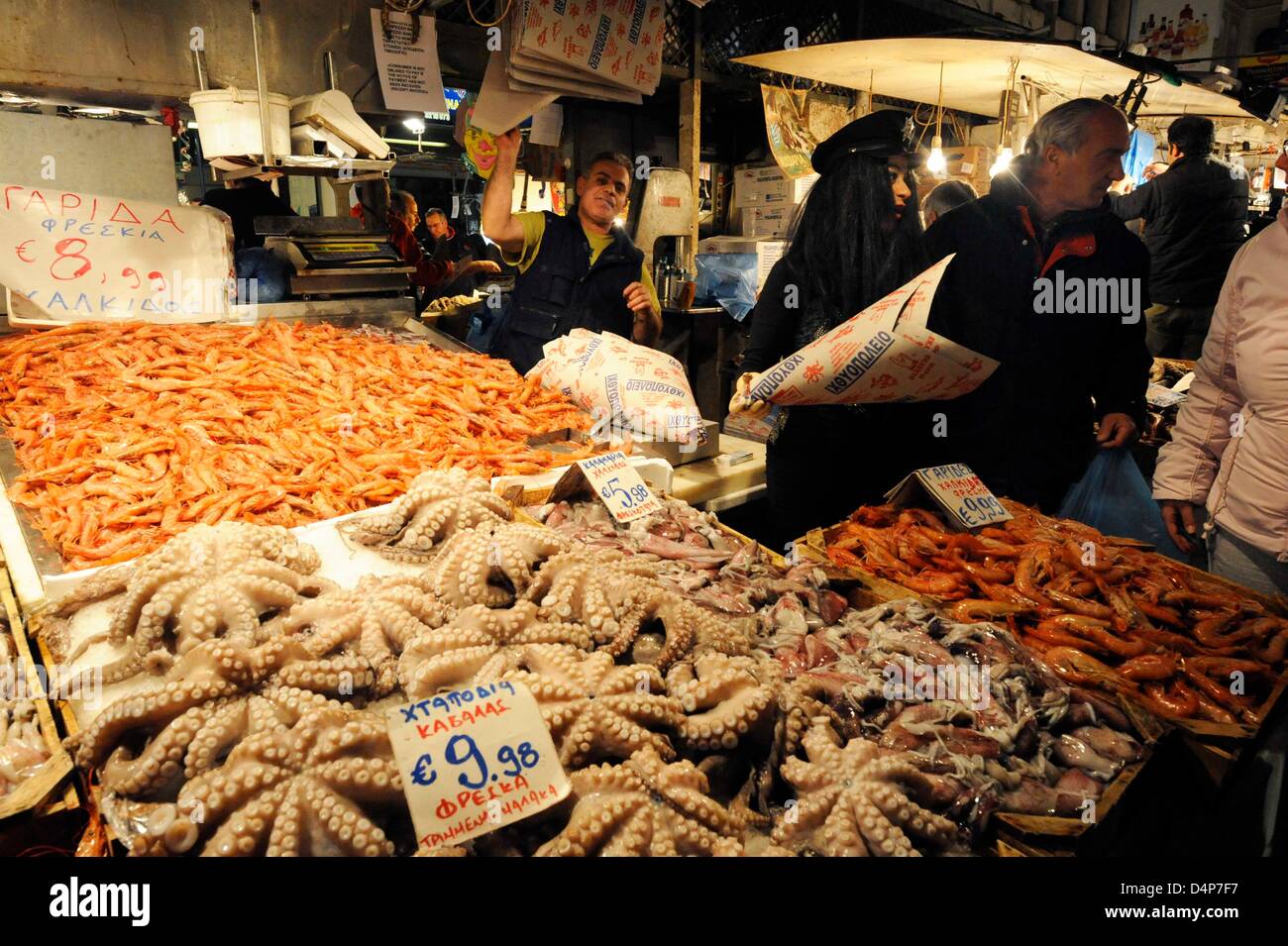 Anbieter verkaufen Fisch und Meeresfrüchte auf der Varvakios-Agora in Athen am Abend des 17. März 2013. Am 18. März ist 2013 Kathara Deftera, das so genannte "Rosenmontag" fest. Der Rosenmontag ist der letzte Tag des Karnevals und der Beginn der Fastenzeit, die bis Ostern dauert. Foto: Giorgos Nikolaidis Stockfoto