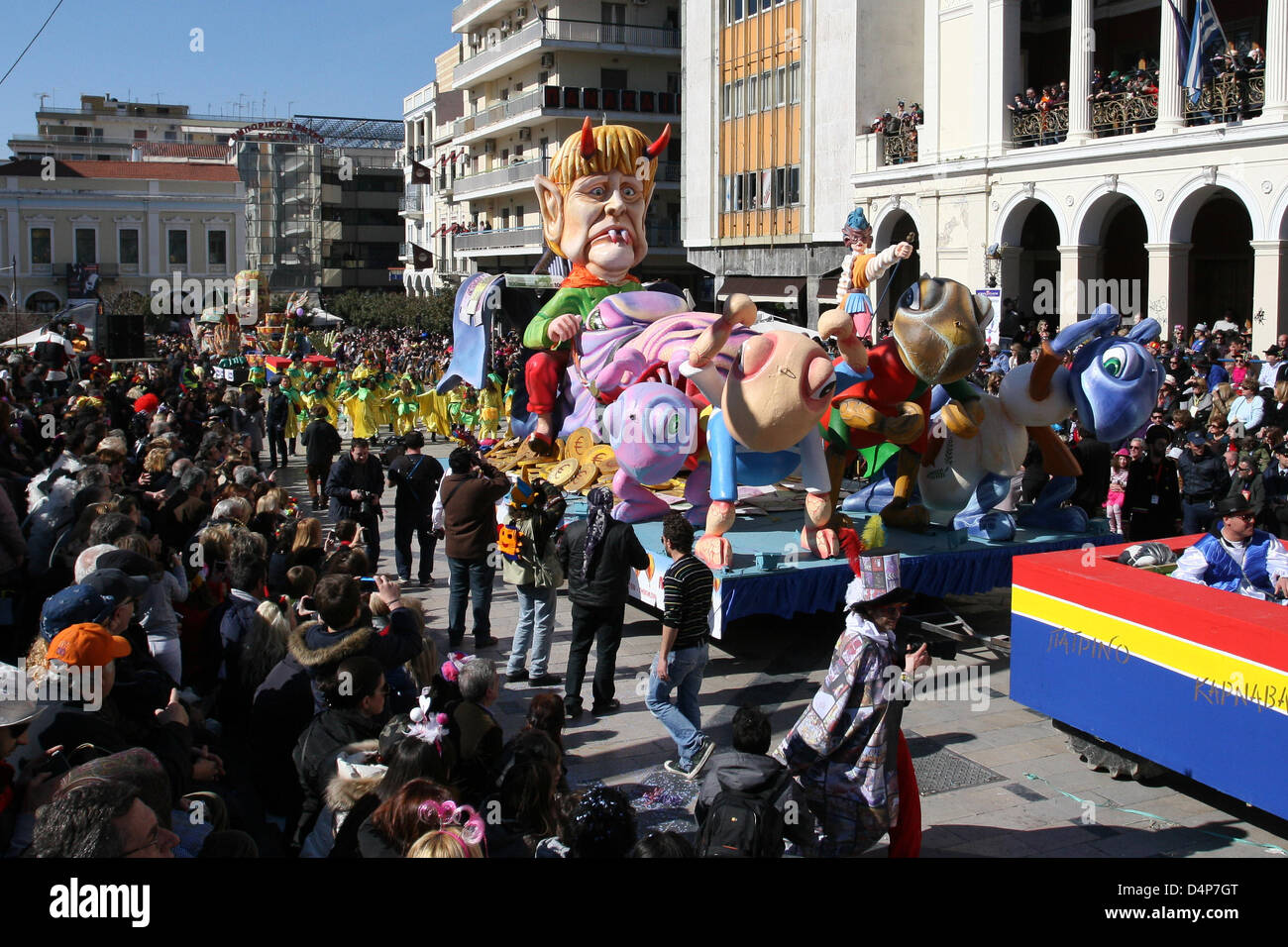 Angela Merkel und die Ameisen Karneval schweben auf dem Jahrmarkt in Patras Griechenland, 17. März 2013. Die deutsche Bundeskanzlerin auf einem großen Boot Jagd Ameisen. Die Ameisen sind die südlichen Länder Europas. Italien, Spanien, Portugal, Griechenland, Zypern, Malta, Irland und Frankreich auf Gedeih und Verderb Merkel, die dominiert und zermalmt Europa. Der Patras-Karneval ist die größte Veranstaltung ihrer Art in Griechenland und eine der größten in Europa, mit mehr als 160 Jahren Geschichte. Foto: Menelaos Michalatos Stockfoto