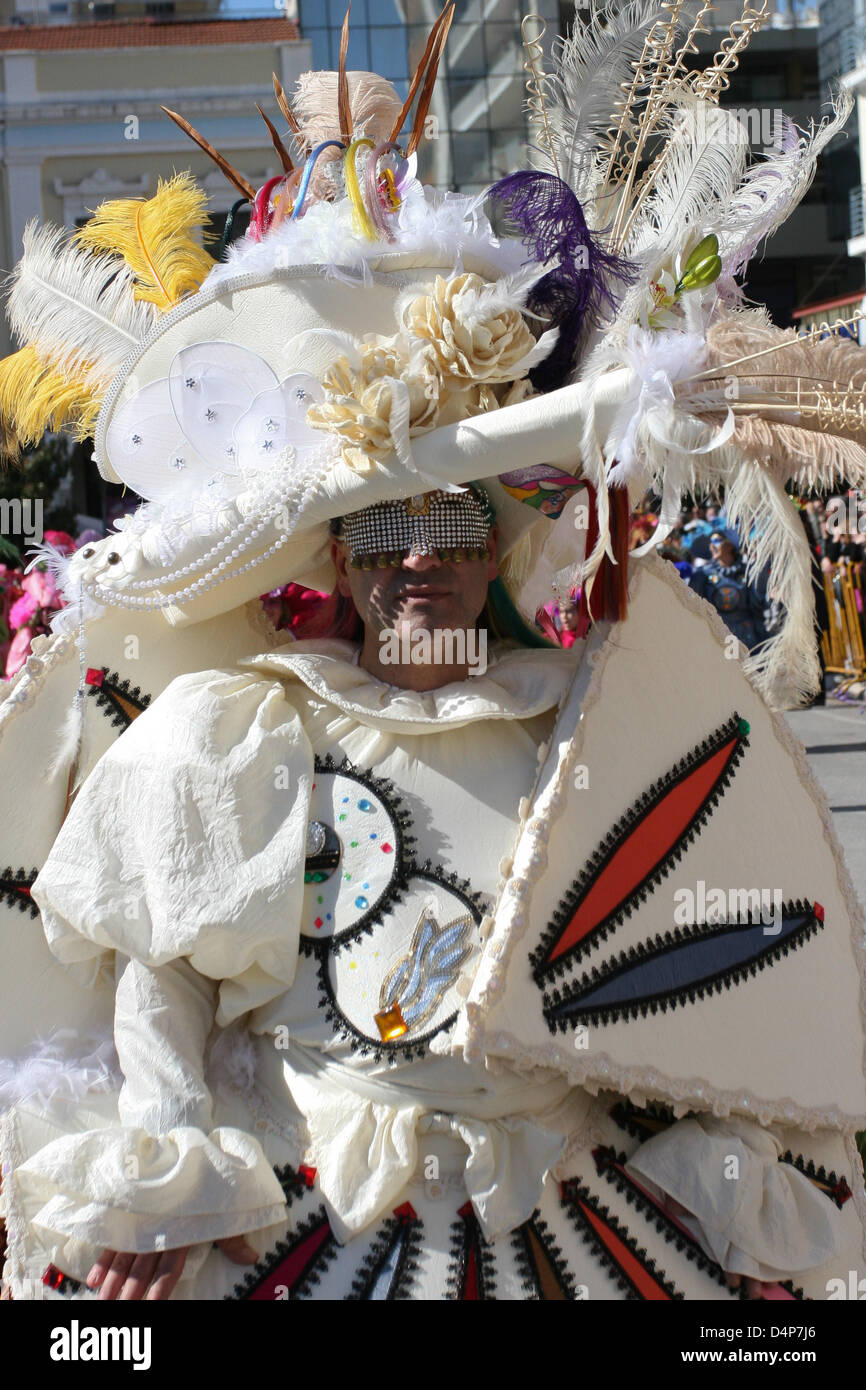 Nachtschwärmer tanzen in bunten Kostümen an Karneval in Griechenland, 17. März 2013. Der Patras-Karneval ist die größte Veranstaltung ihrer Art in Griechenland und eine der größten in Europa, mit mehr als 160 Jahren Geschichte. Foto: Menelaos Michalatos Stockfoto