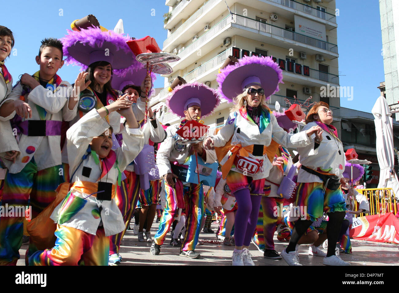 Nachtschwärmer tanzen in bunten Kostümen an Karneval in Griechenland, 17. März 2013. Der Patras-Karneval ist die größte Veranstaltung ihrer Art in Griechenland und eine der größten in Europa, mit mehr als 160 Jahren Geschichte. Foto: Menelaos Michalatos Stockfoto