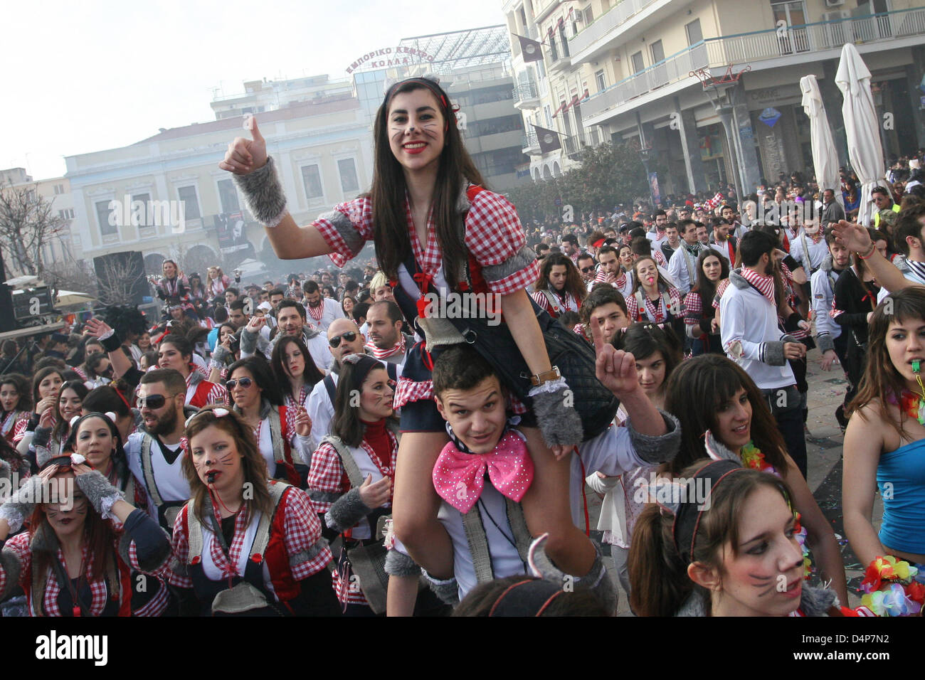 Nachtschwärmer tanzen in bunten Kostümen an Karneval in Griechenland, 17. März 2013. Der Patras-Karneval ist die größte Veranstaltung ihrer Art in Griechenland und eine der größten in Europa, mit mehr als 160 Jahren Geschichte. Foto: Menelaos Michalatos Stockfoto