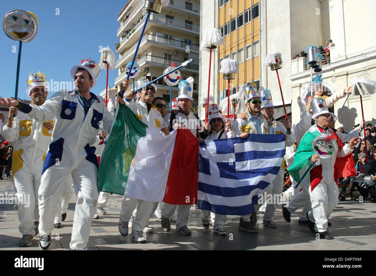 Nachtschwärmer tanzen in bunten Kostümen an Karneval in Griechenland, 17. März 2013. Der Patras-Karneval ist die größte Veranstaltung ihrer Art in Griechenland und eine der größten in Europa, mit mehr als 160 Jahren Geschichte. Foto: Menelaos Michalatos Stockfoto