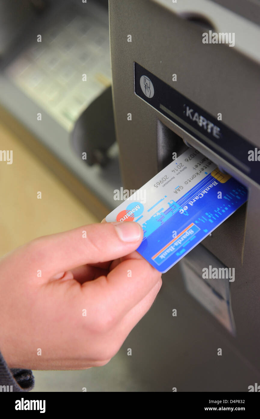Berlin, Deutschland, abheben Geld von einem Geldautomaten Stockfoto
