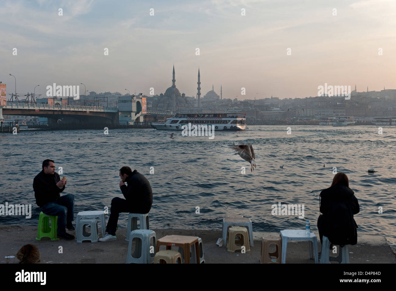 Istanbul, Türkei, sitzen die Einheimischen am Goldenen Horn Stockfoto