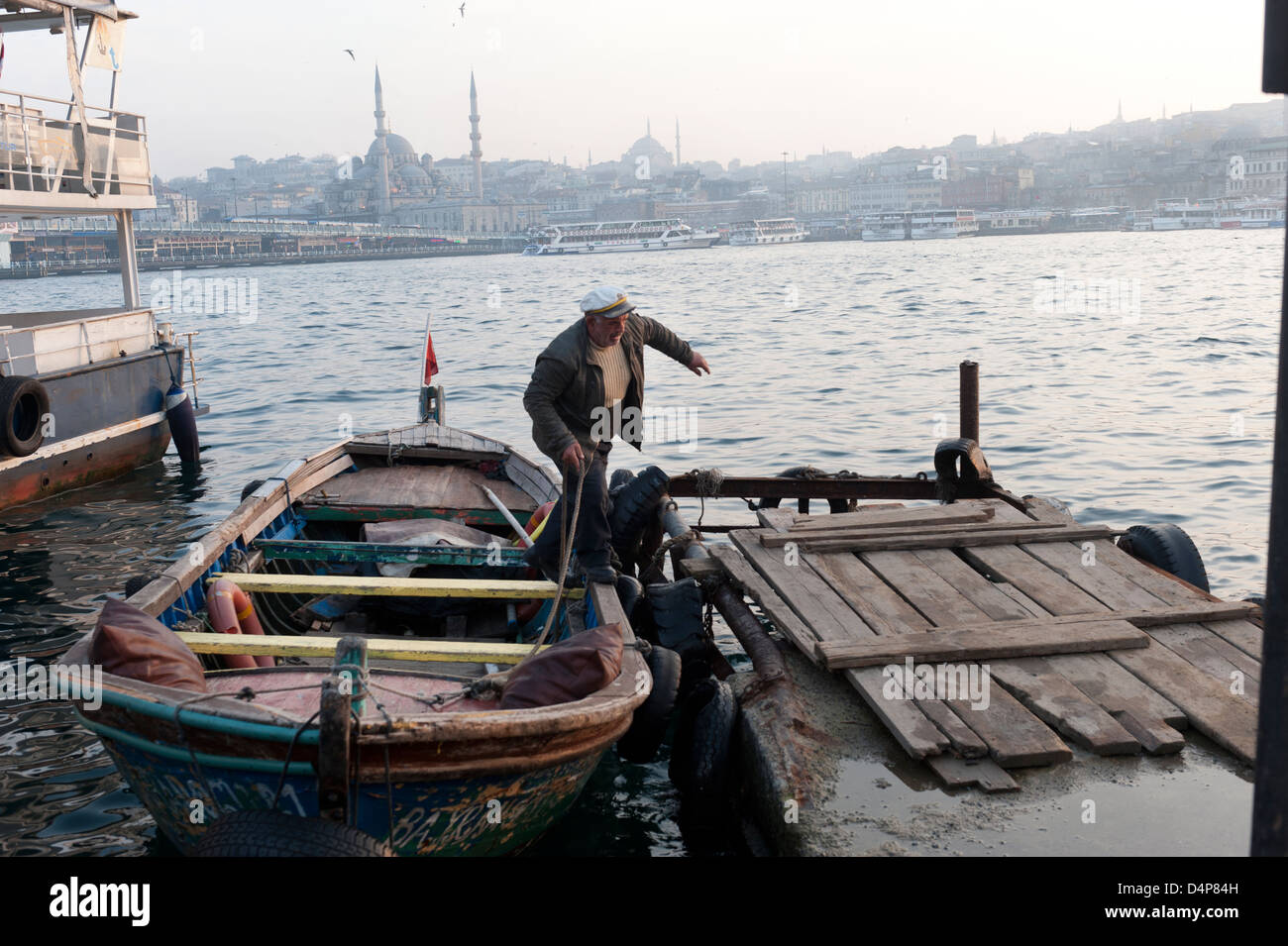 Istanbul, Türkei, Native auf seinem Boot Goldene Horn Stockfoto