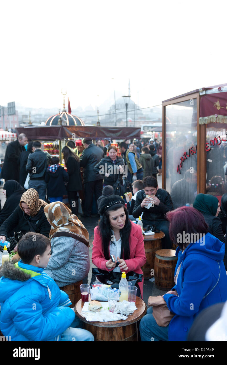 Istanbul, Türkei, auf lokalen Investoren in Eminönü über das Goldene Horn Stockfoto