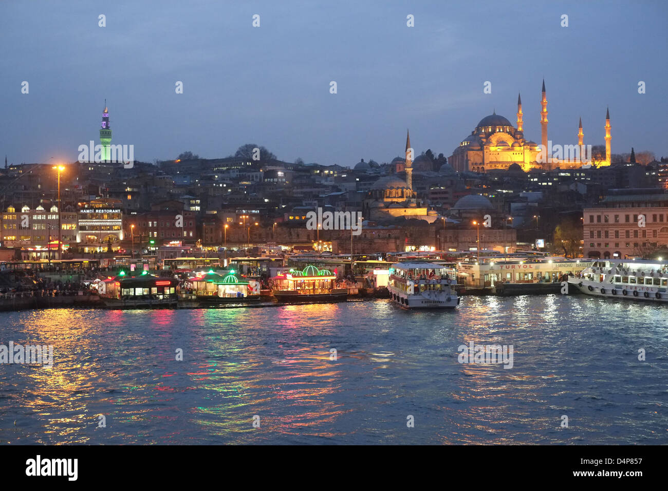 Istanbul, Türkei, Blick über das Goldene Horn, am Abend Stockfoto