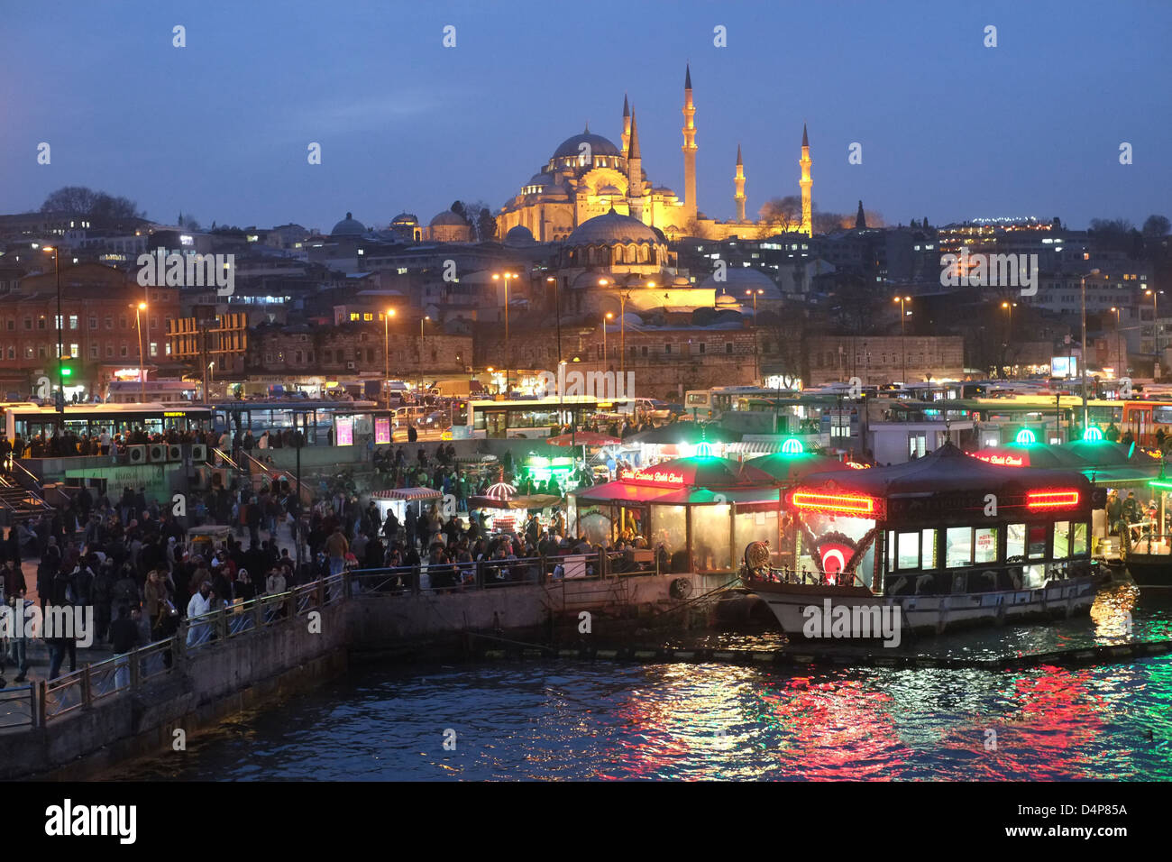 Istanbul, Türkei, mit Booten, Verkauf von Fischen an der Pier in Eminönü über das Goldene Horn Stockfoto