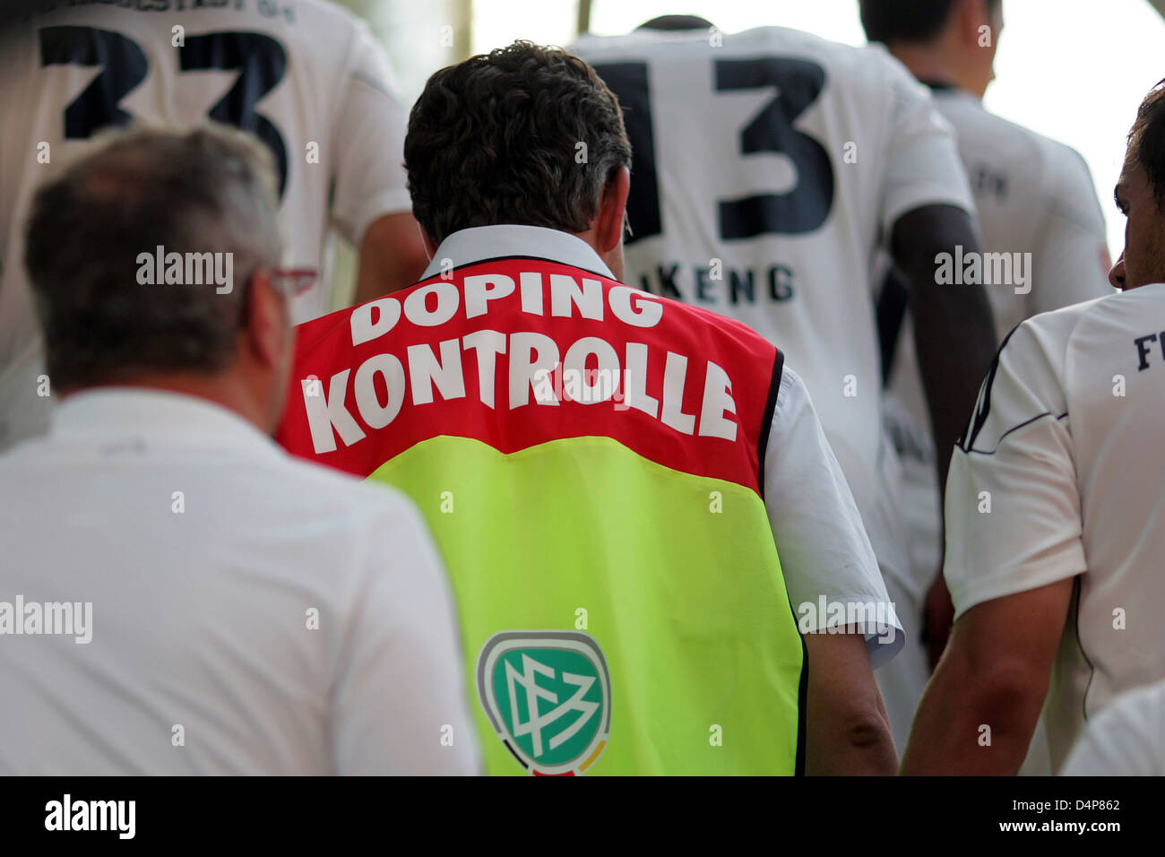 Berlin, Deutschland, begleiten DCOs ein Fußballer-Steuerelement Stockfoto