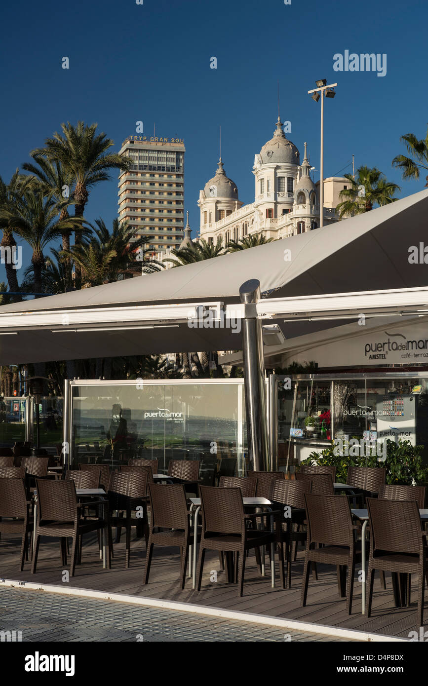 Bar mit Terrasse am Postiguet Strand Stockfoto