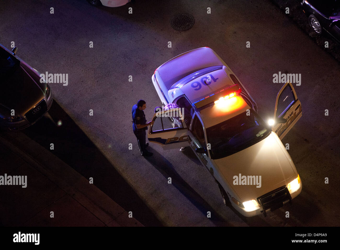 Polizeiamt verhaften, eine männliche Person Auto, rot, blau, Lichter Stockfoto