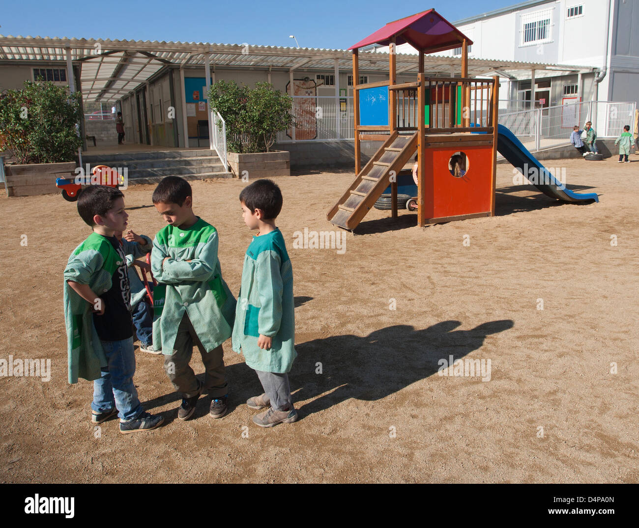 Barcelona, Spanien, spielen Kinder auf dem Spielplatz der Grundschule Stockfoto