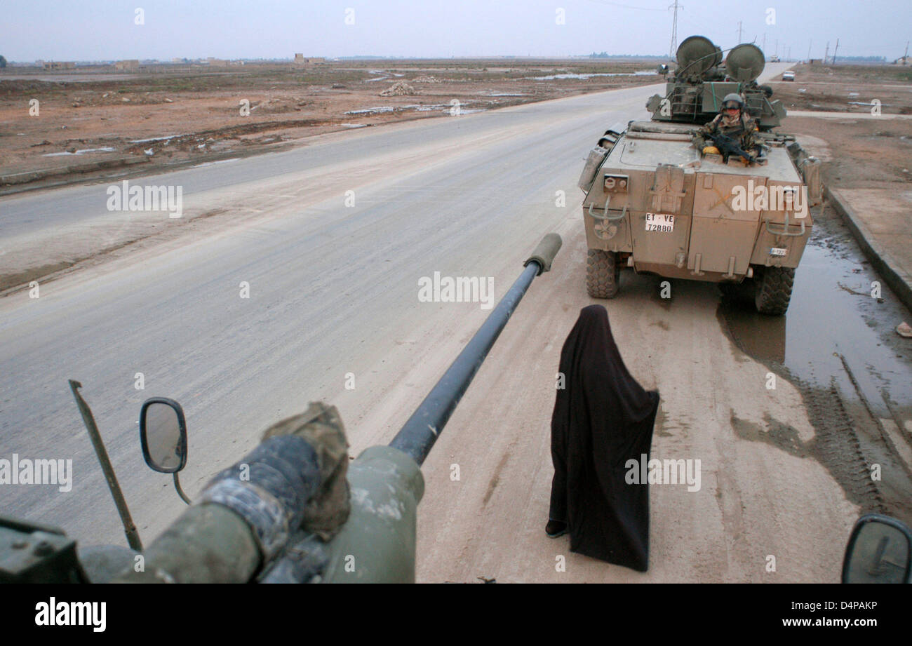 Spanische Truppen patrouillieren die Straßen von Diwaniyah. Stockfoto