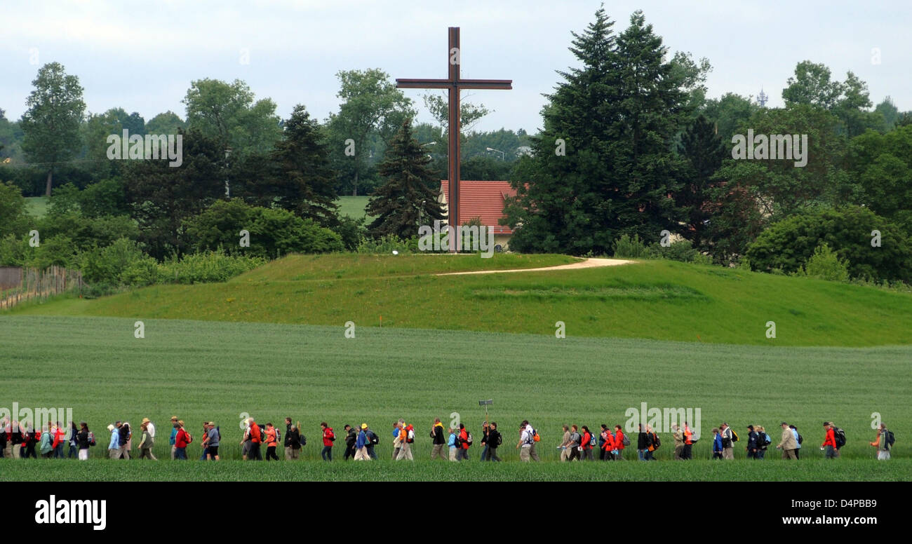 Zahlreiche Pilger passieren das Kreuz auf dem Islinger Feld in Regensburg, Deutschland, 28. Mai 2009. Die Pilger wollen auf der 111 km entfernten Wallfahrtsort Altötting in drei Tagen gehen. Die Organisatoren der 180. Regensburg diözesanen Pilgerreise erwarten rund 9500 Teilnehmer. Foto: Armin Weigel Stockfoto