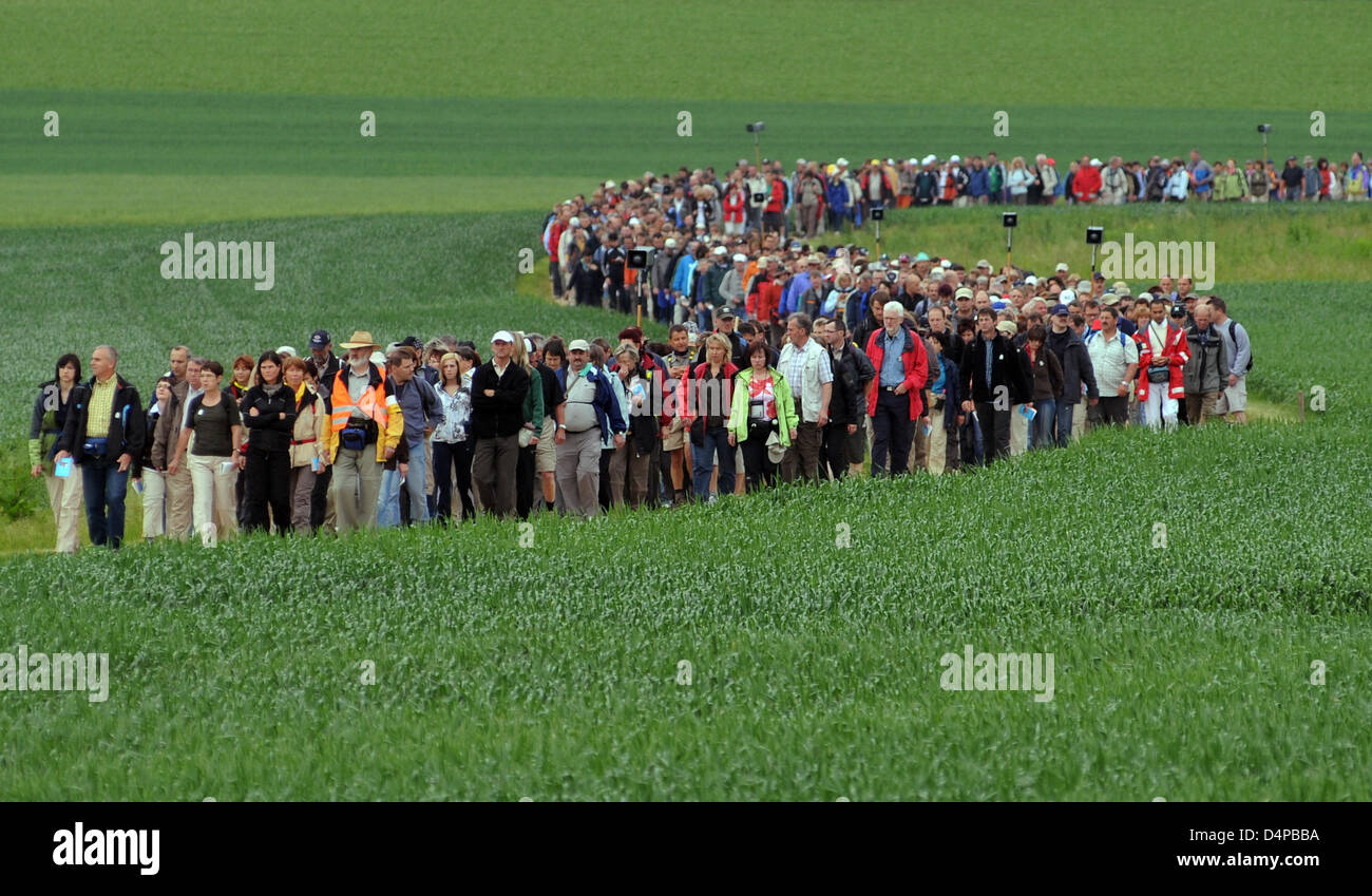 Zahlreiche Pilger Fuß über das Islinger Feld in Regensburg, Deutschland, 28. Mai 2009. Die Pilger wollen auf der 111 km entfernten Wallfahrtsort Altötting in drei Tagen gehen. Die Organisatoren der 180. Regensburg diözesanen Pilgerreise erwarten rund 9500 Teilnehmer. Foto: Armin Weigel Stockfoto