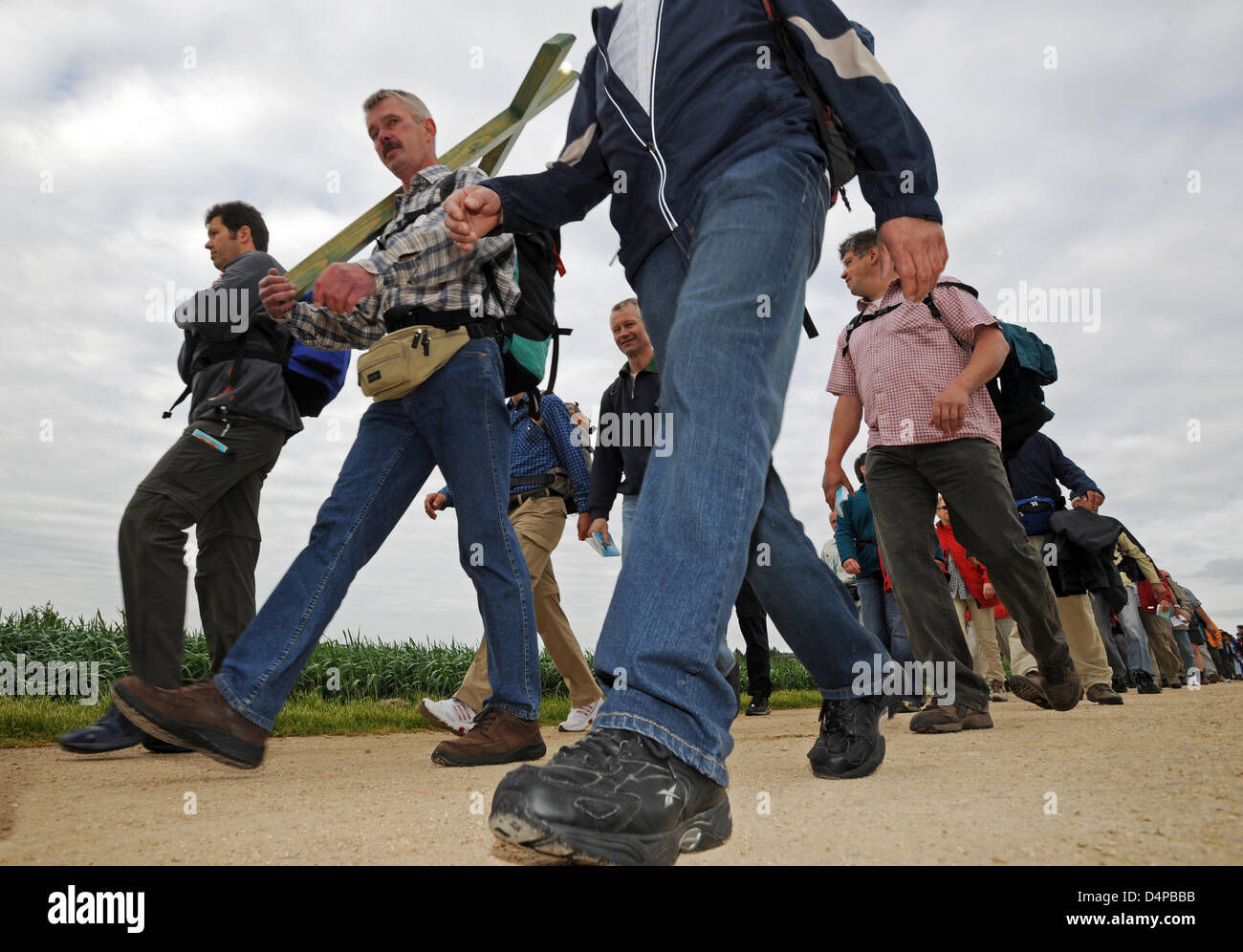 Ein Pilger trägt ein hölzernes Kreuz bei Germany? s größte Wallfahrt in Regensburg, Deutschland, 28. Mai 2009. Die Pilger wollen auf der 111 km entfernten Wallfahrtsort Altötting in drei Tagen gehen. Die Organisatoren der 180. Regensburg diözesanen Pilgerreise erwarten rund 9500 Teilnehmer. Foto: Armin Weigel Stockfoto