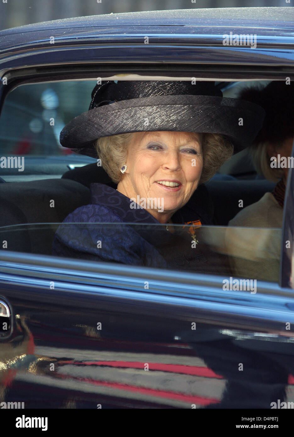 Niederländischen Königin Beatrix bei der Preisverleihung für? Willems-Orde? (William Militär bestellen) in den Haag, Niederlande, 29. Mai 2009. Kommandant Marco Kroon erhielt die militärische Auszeichnung der Ehre? Willems-Orde? von Königin Beatrix. Kroon erhielt für seinen Mut und Loyalität. Die? Willems-Orde? ist eines der renommiertesten Medaillen der Niederlande. Foto: Albert Philip van der Werf) Stockfoto