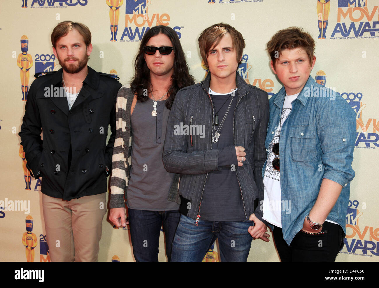 US-Rockband Kings Of Leon, (L-R) Lead-Sänger Caleb Followill, Schlagzeuger Nathan Followill, Bassist Jared Followill und Lead-Gitarrist Matthew Followill kommen für den MTV Movie Awards 2009 im Gibson Amphitheatre in Los Angeles, CA, USA, 31. Mai 2009. Foto: Hubert Boesl Stockfoto