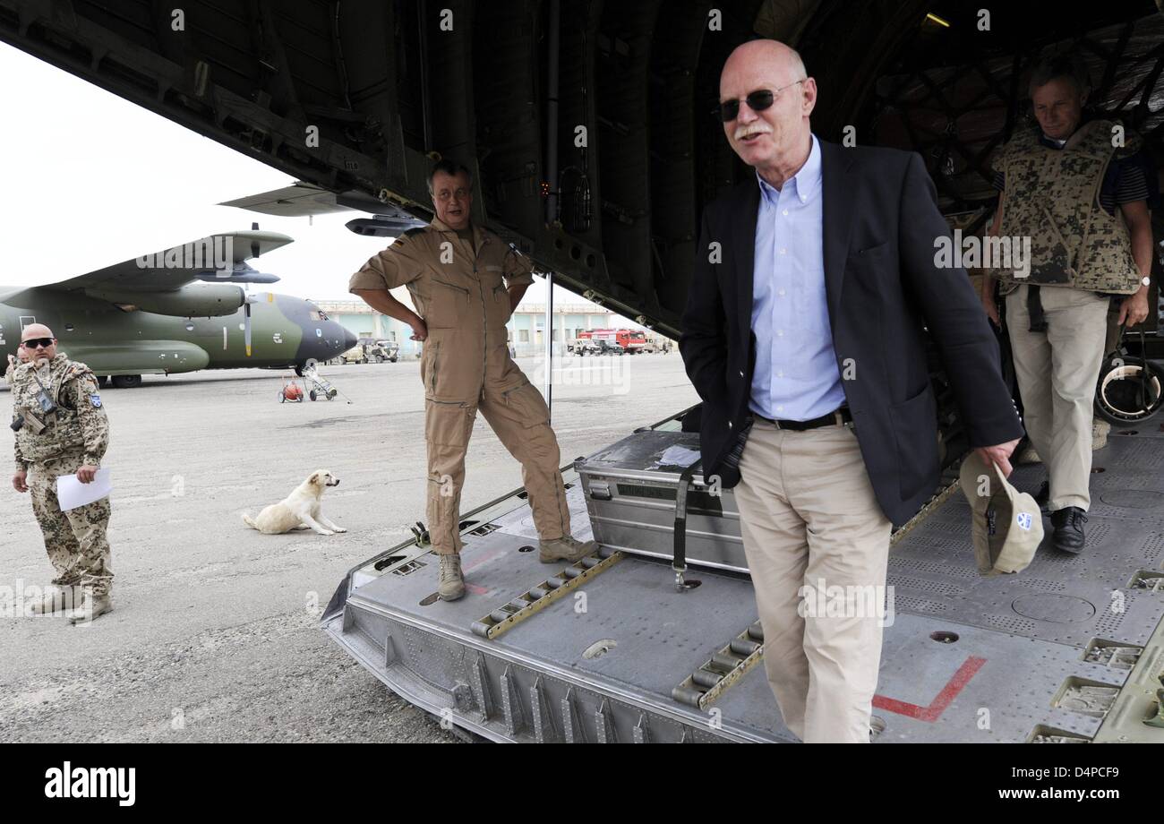 Peter Struck, Vorsitzender der SPD-Bundestagsfraktion, verlässt ein Transportflugzeug Transall der Bundeswehr in Kunduz, Afghanistan, 4. Juni 2009. Dort besucht Struck Bundeswehrsoldaten im Einsatz in Afghanistan. Foto: MAURIZIO GAMBARINI Stockfoto