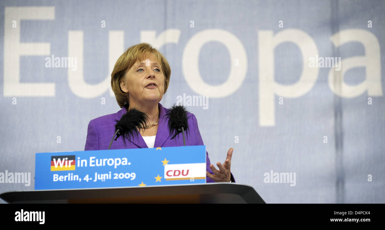 Bundeskanzlerin Angela Merkel spricht bei einer letzten Aktion der CDU (Christdemokraten) für die Wahlen zum Europäischen Parlament in Berlin, Deutschland, 4. Juni 2009. Rund 350 Millionen Europäer in den 27 EU-Mitgliedstaaten werden das Europäische Parlament 04 bis 7. Juni 2009 gewählt. Deutschland wird am 07 Juni abstimmen. Foto: DAVID EBENER Stockfoto