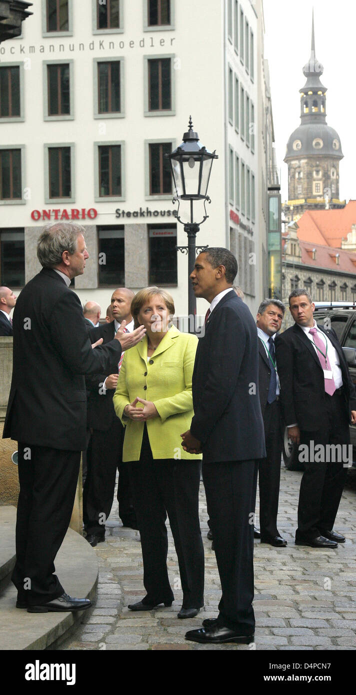 US-Präsident Barack Obama (R-L) und die deutsche Bundeskanzlerin Angela Merkel von Landesbischof Jochen Bohl vor der Frauenkirche in Dresden, Deutschland, 5. Juni 2009 begrüßt werden. Während seines kurzen Aufenthalts in Deutschland wird der Präsident auch das ehemalige Konzentrationslager Buchenwald bei Weimar und einem US-Krankenhaus in Landstuhl besuchen. Foto: Jens Wolf Stockfoto