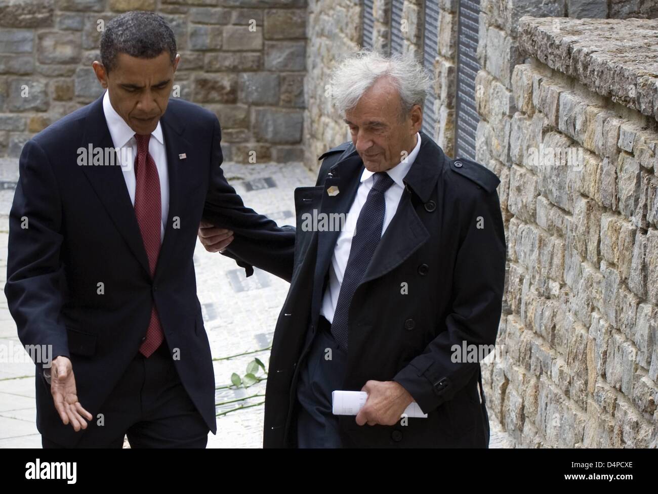 US-Präsident Barack Obama (L) und ehemaliger Häftling Elie Wiesel (R) Gedenken der Opfer auf Besuch in ehemaligen KZ Buchenwald bei Weimar, Deutschland, 5. Juni 2009. Obama ist zu einem zweitägigen Besuch in Deutschland. Foto: Michael Kappeler Stockfoto