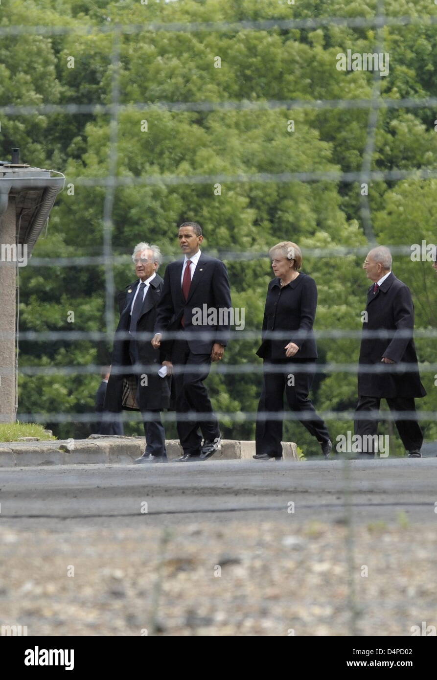 Deutsche Bundeskanzlerin Angela Merkel, US-Präsident Barack Obama (2 L) und ehemalige Häftlinge Elie Wiesel (L) und Bertrand Herz (R) besuchen das ehemalige Konzentrationslager Buchenwald bei Weimar, Deutschland, 5. Juni 2009. Foto: Jens-Ulrich Koch Stockfoto