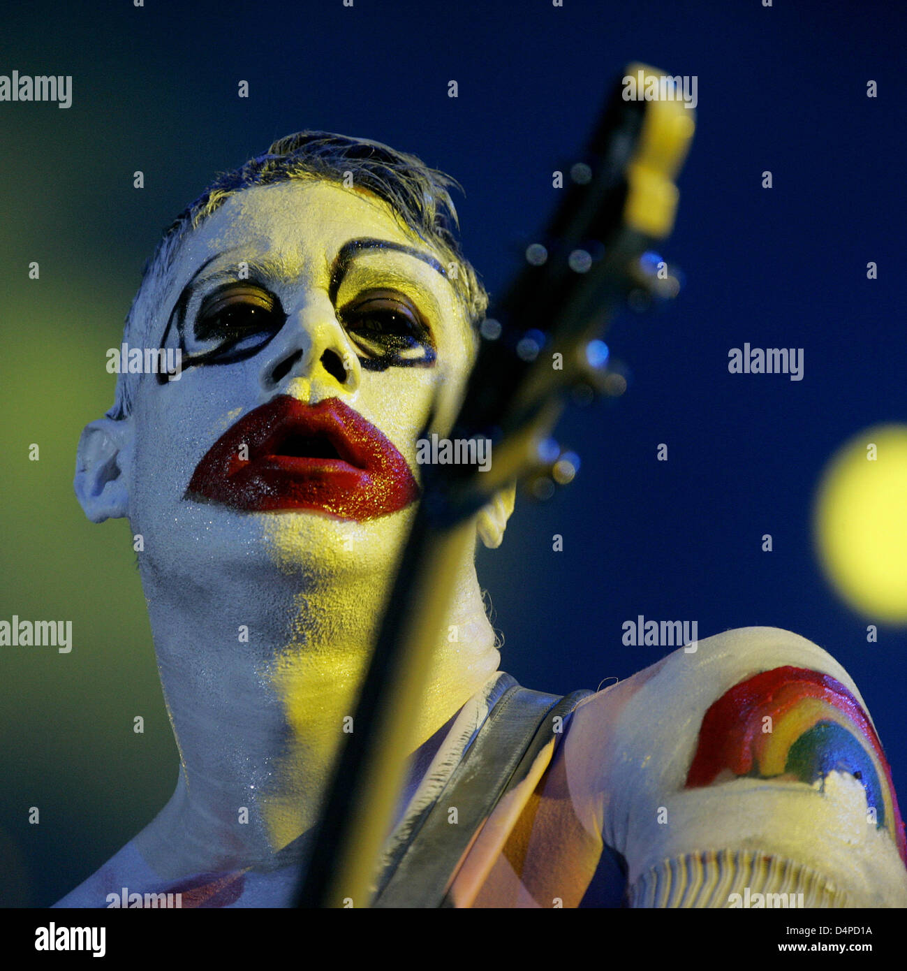 Gitarrist Wes Borland von der Band "Limp Bizkit" führt beim Festival "Rock Im Park" in Nürnberg, Deutschland, 5. Juni 2009. Mehr als 90 deutschen und internationalen Bands geben Konzerte während des Festivals die dauert bis 7. Juni 2009. vor der Eröffnung waren 62000 Tickets verkauft worden. Foto: Daniel Karmann Stockfoto